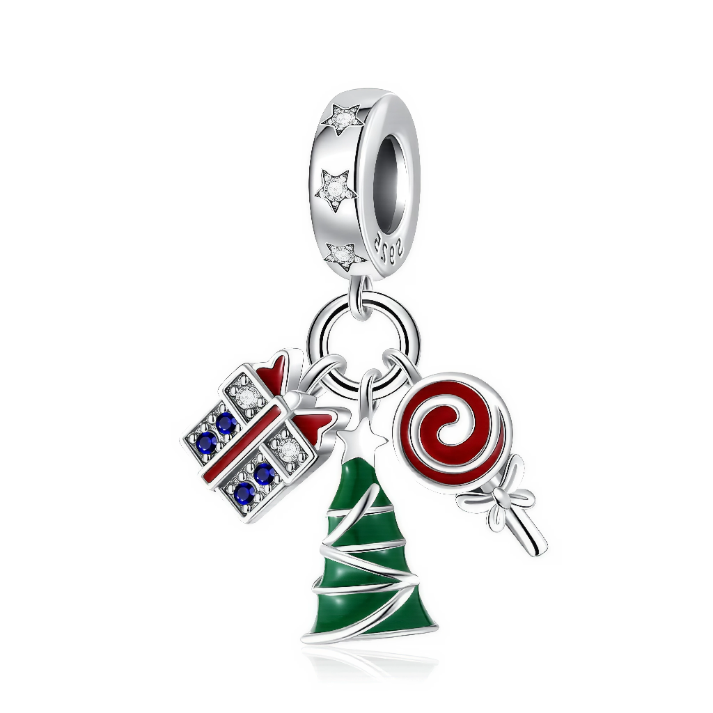 Ce charm pendant en argent 925 met en scène trois breloques de Noël : un sapin vert stylisé entouré d’un ruban blanc, un cadeau émaillé blanc et rouge serti de strass bleus et transparents, et une sucette rouge en spirale. La bélière lisse est décorée d’étoiles ajourées serties de petits zircons, pour un ensemble festif et lumineux.

Caractéristiques :

-Matière : Argent 925 avec émail coloré et zirconia transparents/bleus.
-Design : Bélière étoilée supportant un sapin, un cadeau et une sucette tournoyante.