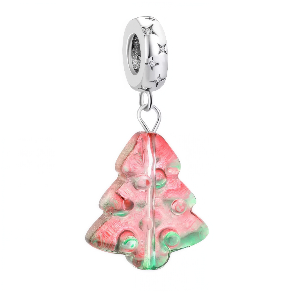 Ce pendentif évoque la magie des fêtes avec un sapin stylisé en verre façon Murano aux nuances dégradées rouge et vert, traversé par une ligne claire qui rappelle un effet givré lumineux pour un rendu très festif. La bélière en argent présente de petites étoiles gravées, créant un duo élégant verre-argent particulièrement populaire sur les charms de Noël de grandes marques, et parfait pour enrichir un bracelet thématique hivernal. Les détails en relief du sapin et ses teintes transparentes apportent de la p