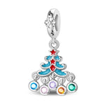Ce charm festif met en valeur un sapin stylisé en émail bleu pailleté, souligné d’étoiles rouges au centre et à son sommet pour un look résolument joyeux. La base du sapin est ornée de cinq petites pampilles rondes serties de cristaux multicolores (bleu, rose, violet, orange et vert), qui bougent à chaque geste pour refléter la lumière comme de véritables boules de Noël. La bélière est finement décorée d’un flocon de neige gravé, parfait pour compléter un bracelet sur le thème des fêtes de fin d’année.