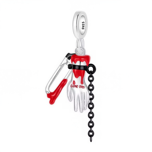 Plongez dans l’atmosphère glaçante de la saga Saw avec ce charm pendentif en&nbsp;argent 925, représentant une main ensanglantée, accompagnée d’une scie et d’une chaîne noire, le tout avec l’inscription "Game Over". Réalisé avec une précision effrayante et des détails peints à la main, ce bijou iconique évoque la tension et le mystère du célèbre film d’horreur. Idéal pour personnaliser un bracelet à charms ou un collier, il est destiné aux fans de cinéma et à ceux qui aiment sortir des codes classiques avec