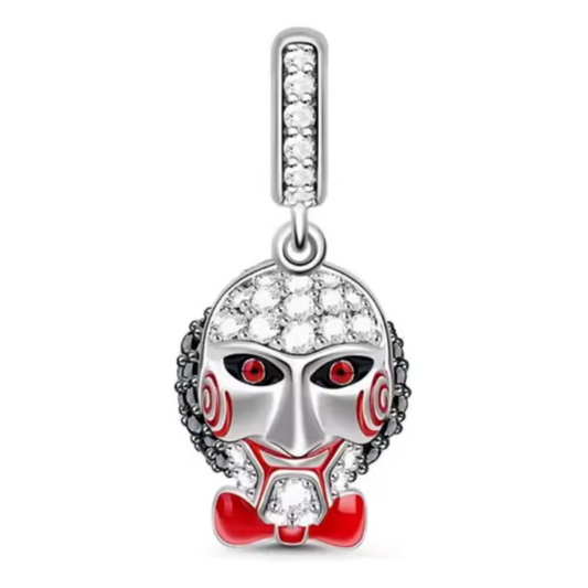 Ajoutez une touche de suspense et de mystère à votre collection avec ce charm représentant Jigsaw, le redoutable personnage de la franchise Saw. Conçu en argent sterling S925, ce charm capture l'essence sinistre du maître des jeux, avec son visage emblématique et ses célèbres roues dentées.

Le design détaillé de Jigsaw, avec ses traits reconnaissables et son sourire inquiétant, est parfait pour les amateurs de films d'horreur et les fans de la série culte.