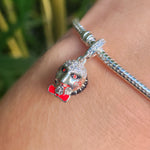 Ajoutez une touche de suspense et de mystère à votre collection avec ce charm représentant Jigsaw, le redoutable personnage de la franchise Saw. Conçu en argent sterling S925, ce charm capture l'essence sinistre du maître des jeux, avec son visage emblématique et ses célèbres roues dentées.

Le design détaillé de Jigsaw, avec ses traits reconnaissables et son sourire inquiétant, est parfait pour les amateurs de films d'horreur et les fans de la série culte.
