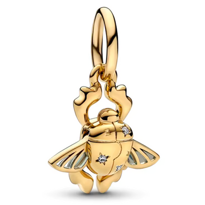 Ajoutez une touche mystique et élégante à votre bracelet avec ce charm Scarabée Doré. Ce bijou en argent 925, accentué de détails dorés, évoque la force et la renaissance, inspiré des symboles égyptiens.
