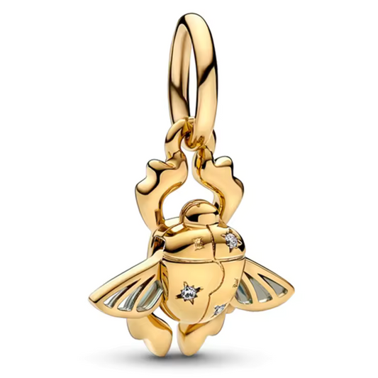 Ajoutez une touche mystique et élégante à votre bracelet avec ce charm Scarabée Doré. Ce bijou en argent 925, accentué de détails dorés, évoque la force et la renaissance, inspiré des symboles égyptiens.
