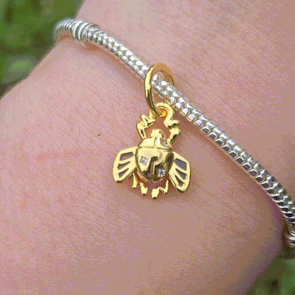 Ajoutez une touche mystique et élégante à votre bracelet avec ce charm Scarabée Doré. Ce bijou en argent 925, accentué de détails dorés, évoque la force et la renaissance, inspiré des symboles égyptiens.