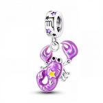 Exprimez votre intensité et votre magnétisme avec ce charm pendentif en argent 925, représentant un scorpion finement travaillé. Sa teinte violette profonde, rehaussée d’une étoile lumineuse glow in the dark, évoque la passion, la détermination et la profondeur émotionnelle propres à ce signe d’eau. Un bijou au design saisissant, parfait pour les natifs du Scorpion ou pour offrir un symbole fort et élégant.