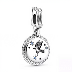 Dévoile ta sagesse encyclopédique avec ce charm Serdaigle Harry Potter en argent sterling 925, blason élégant de la maison de Rowena Serdaigle, symbole d'intelligence, de créativité et d'esprit vif. Son aigle majestueux aux ailes déployées, couleurs bleu/bronze étincelantes et lettres "S" ciselées évoquent la tour aérienne et les énigmes du diadème perdu. Suspendu à une bélière lisse compatible bracelets Pandora, ce bijou érudit illumine ton poignet de curiosité insatiable. Poinçonné S925, sans nickel et Di