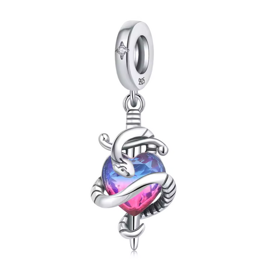 Alliant force et tendresse, ce charm pendentif en argent 925 représente un serpent finement sculpté qui s’enroule autour d’un cœur bleu/rose. Un design symbolique et raffiné qui incarne la protection, la passion et la transformation. Idéal pour celles et ceux qui aiment les bijoux à la fois élégants et audacieux.