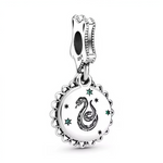 Affiche ton ambition impitoyable avec ce charm Serpentard Harry Potter en argent sterling 925, blason sinueux de la maison de Salazar Serpentard, symbole de ruse, d'ambition et de leadership pur-sang. Son serpent dressé, couleurs vert/argent étincelantes et lettres "S" ciselées évoquent les cachots glacés et les stratégies brillantes du Lac Noir. Suspendu à une bélière lisse compatible bracelets Pandora, ce bijou ambitieux siffle ta détermination à chaque mouvement. Poinçonné S925, sans nickel et Basilisk-p