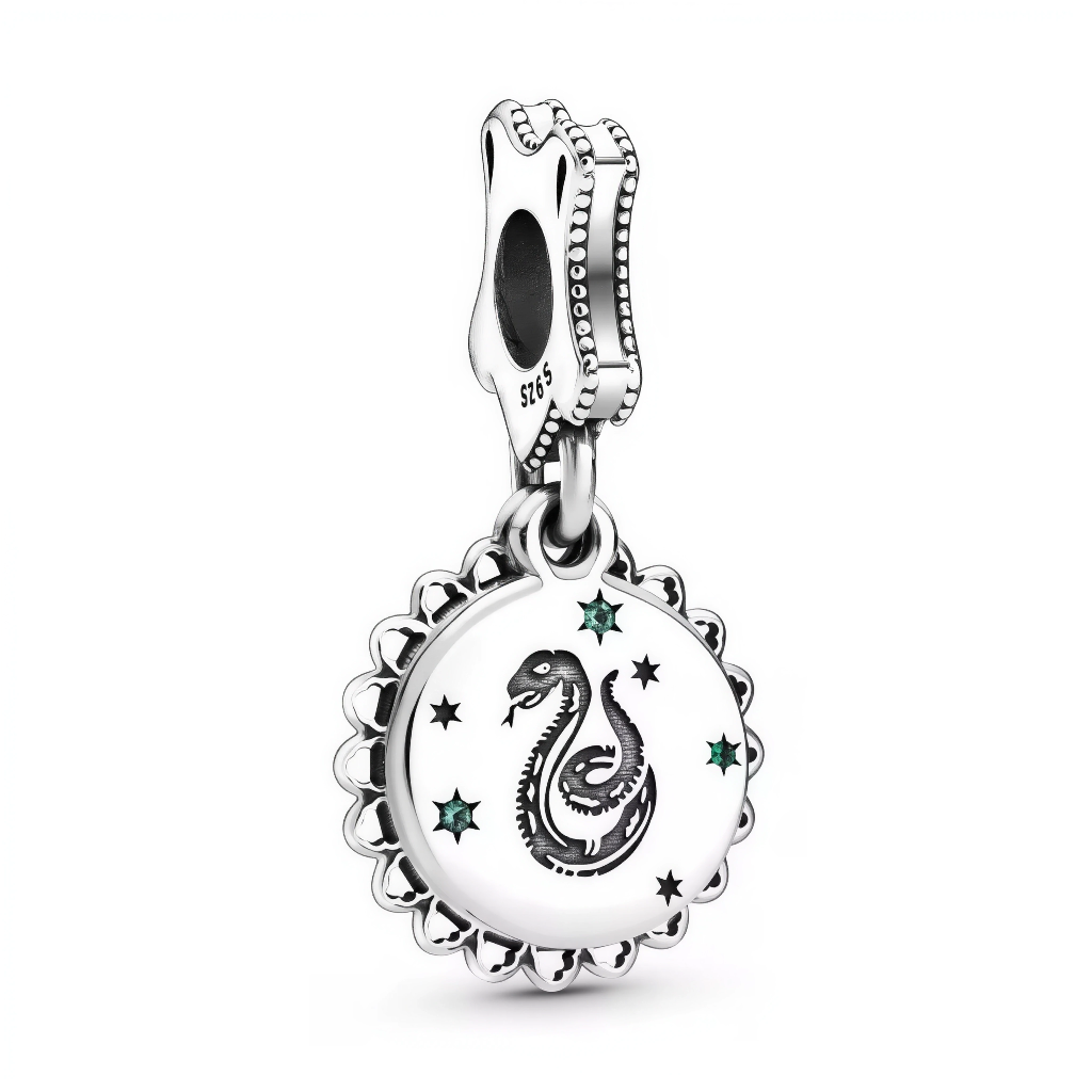 Affiche ton ambition impitoyable avec ce charm Serpentard Harry Potter en argent sterling 925, blason sinueux de la maison de Salazar Serpentard, symbole de ruse, d'ambition et de leadership pur-sang. Son serpent dressé, couleurs vert/argent étincelantes et lettres "S" ciselées évoquent les cachots glacés et les stratégies brillantes du Lac Noir. Suspendu à une bélière lisse compatible bracelets Pandora, ce bijou ambitieux siffle ta détermination à chaque mouvement. Poinçonné S925, sans nickel et Basilisk-p