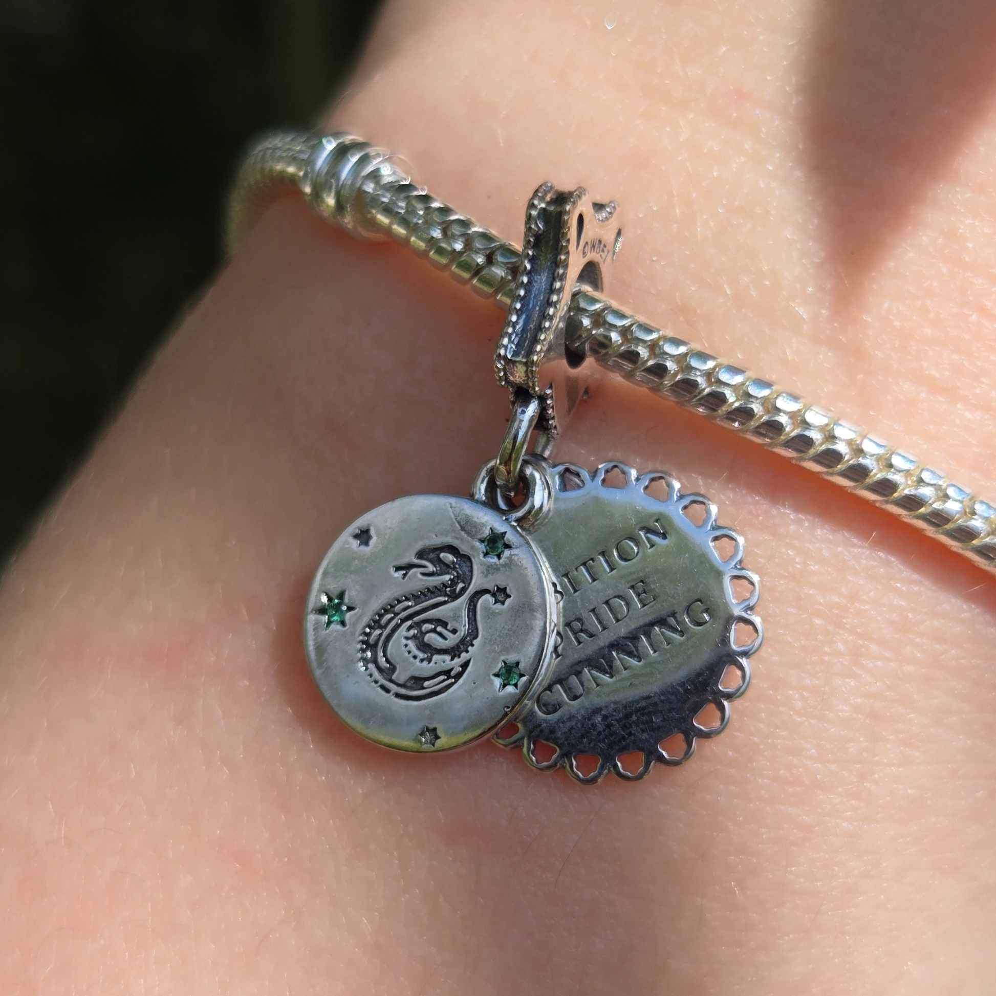 Affichez votre fierté pour la maison Serpentard avec ce charm pendentif exquis inspiré de l'univers de Harry Potter. Fabriqué en argent sterling 925, ce charm est une célébration élégante de Serpentard, mettant en avant l'emblématique serpent de la maison. Conçu avec des détails soignés et une finition brillante, il est parfait pour les amateurs de magie qui souhaitent ajouter une touche de sagesse et de raffinement à leur collection de bijoux.