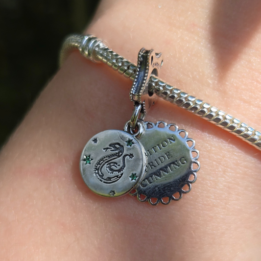 Affichez votre fierté pour la maison Serpentard avec ce charm pendentif exquis inspiré de l'univers de Harry Potter. Fabriqué en argent sterling 925, ce charm est une célébration élégante de Serpentard, mettant en avant l'emblématique serpent de la maison. Conçu avec des détails soignés et une finition brillante, il est parfait pour les amateurs de magie qui souhaitent ajouter une touche de sagesse et de raffinement à leur collection de bijoux.