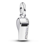 Apporte une touche dynamique et originale à ton bracelet avec ce charm sifflet de sport. Son design inspiré de l’univers sportif symbolise l’énergie, l’action et la passion du jeu, tout en ajoutant une note moderne et élégante à ta collection. Un bijou simple et expressif, parfait pour les amateurs de sport ou pour offrir un cadeau plein de sens.

Caractéristiques :

-&nbsp;Matière : Argent 925.
-&nbsp;Design : Sifflet de sport avec finition brillante et détails soignés.
-&nbsp;Dimensions : Taille délicate 