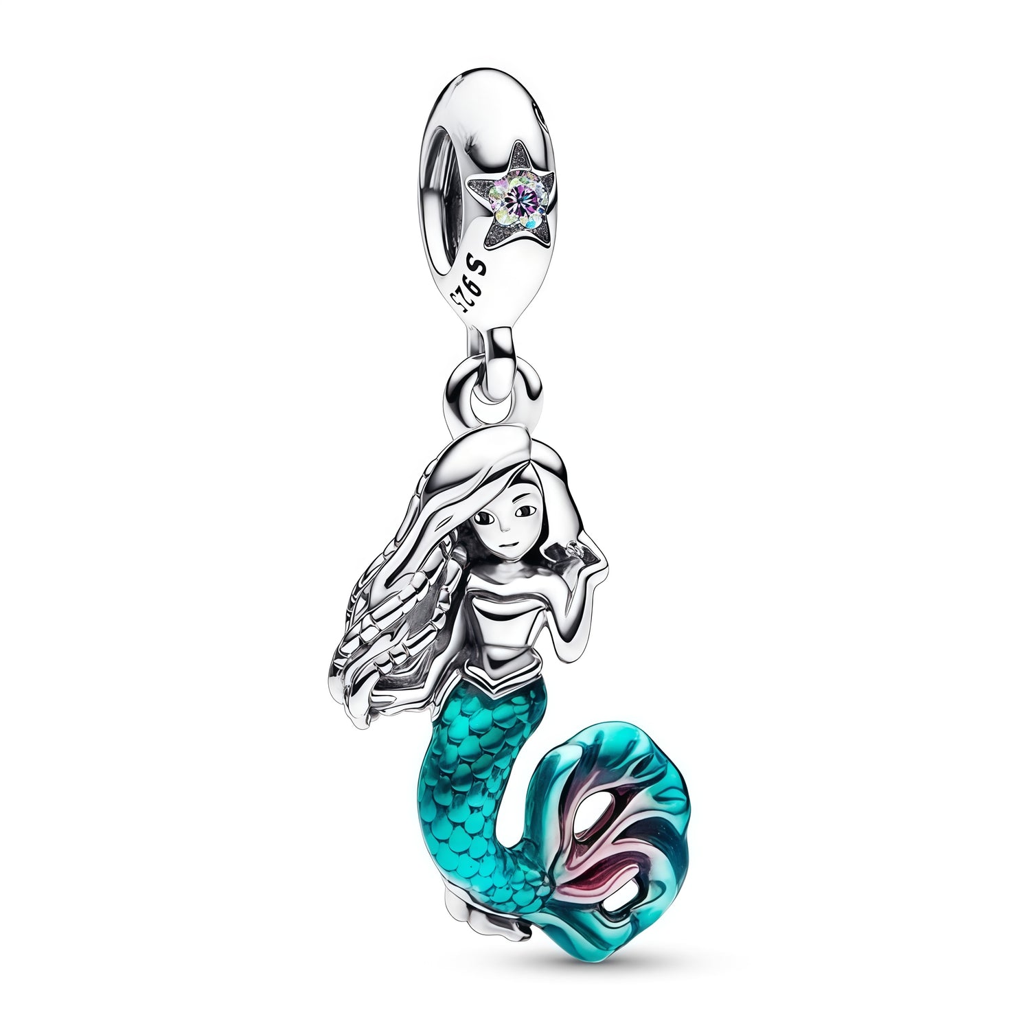 Charm pendentif inspiré de La Petite Sirène. Ce bijou en argent 925 met en scène Ariel avec sa queue de sirène scintillante et des détails en émail vert ou bleu. Un charm féerique et reconnaissable, parfait pour les fans de Disney et les amateurs de bijoux princesses.

Caractéristiques :

- Matière : Argent 925.
- Design : Ariel en sirène.
- Style : Bijou Disney, féerique, féminin et collector.
- Symbolique : Rêve, aventure, océan, univers de La Petite Sirène.
- Compatibilité : Charm à ajouter sur bracelets