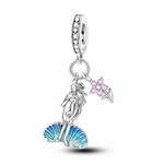 Ce charm pendant en argent 925 représente une élégante sirène debout sur une grande coquille émaillée de dégradés bleus, rappelant les reflets de la mer. À ses côtés, une petite branche fleurie sertie de cristaux roses apporte une touche délicate, tandis que la bélière pavée de pierres blanches fait scintiller l’ensemble à chaque mouvement.

Caractéristiques :

-Matière : Argent 925 avec émail bleu et zirconias blancs et roses.
-Design : Sirène détaillée posée sur une coquille, accompagnée d’une fleur marin