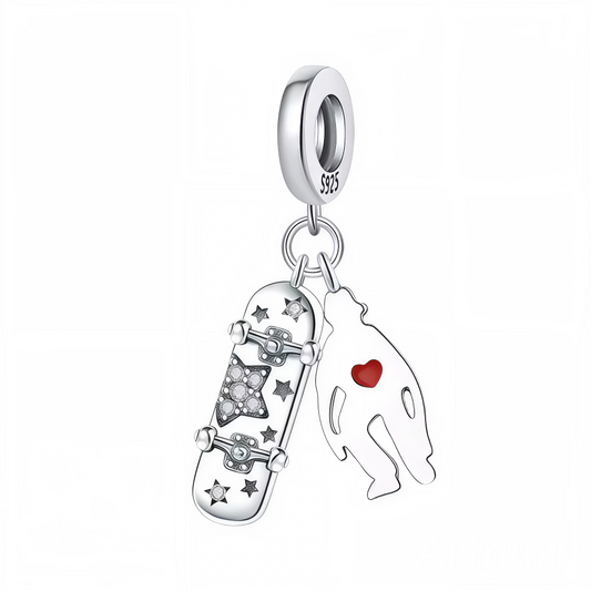 Affichez votre passion pour le skateboard avec ce charm pendentif en argent 925 représentant un skateboard miniature finement détaillé. Ce bijou capture l’énergie, le style urbain et l’esprit de liberté propres à la pratique du skate. Parfait pour les amateurs de sports urbains et de sensations fortes, ce charm ajoute une touche dynamique et tendance à votre collection.