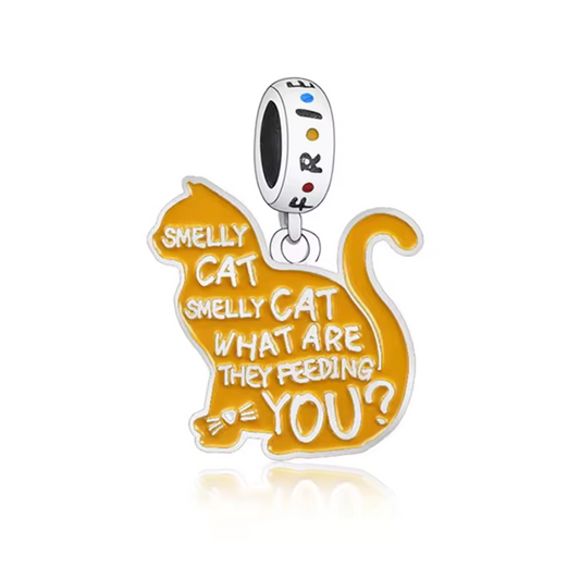 Chantez l’hymne de Phoebe Buffay avec ce charm inspiré de "Smelly Cat" de Friends. Ce bijou adorable, mettant en scène un chat jaune avec l’inscription "Smelly Cat", capture l’esprit excentrique et hilarant de la série, parfait pour les fans qui adorent les moments uniques.