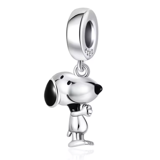 Snoopy déborde de bonheur dans ce charm pendentif en argent 925 le représentant debout, les mains jointes dans un geste adorable. Avec son air espiègle et sa posture pleine de vie, ce bijou capture toute la bonne humeur et l’énergie positive du célèbre beagle. Une pièce lumineuse et expressive pour enrichir votre collection d’un symbole de joie et de tendresse.