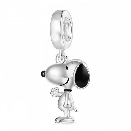 Snoopy, le chien emblématique et fidèle compagnon de Charlie Brown, prend la pose debout dans ce charm pendentif en argent 925. Avec son allure malicieuse et son charme intemporel, ce pendentif capture toute la personnalité unique de Snoopy. Une pièce incontournable pour les fans de Peanuts qui souhaitent ajouter une touche ludique et iconique à leur collection de bijoux !