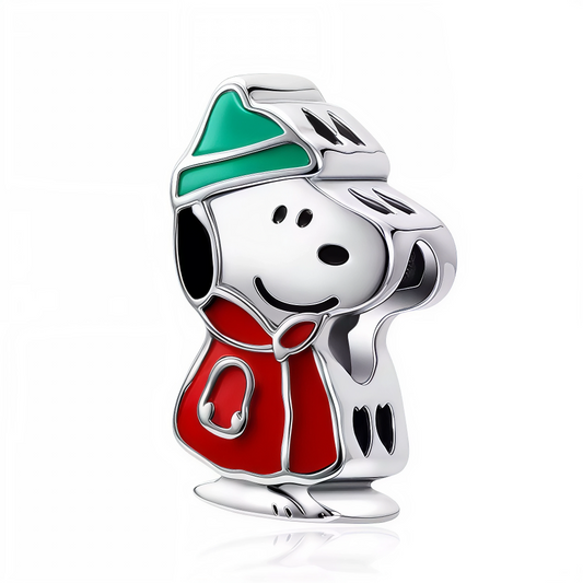 Snoopy brave le froid avec style dans ce charm pendentif hivernal en argent 925. Habillé d’une doudoune rouge bien chaude et d’un bonnet vert douillet, il incarne l’esprit réconfortant et festif de l’hiver. Parfait pour célébrer les fêtes ou simplement ajouter une touche cocooning à votre collection de charms.