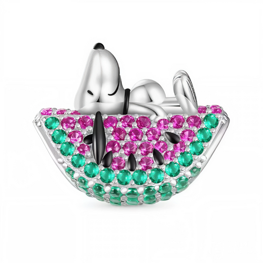 Snoopy s’amuse sous le soleil avec ce charm pendentif en argent 925 où il tient fièrement une tranche de pastèque colorée, rehaussée d’un diamant éclatant. Ce design frais et pétillant capture la joie de vivre et l’esprit espiègle de Snoopy, parfait pour apporter une touche estivale et brillante à votre collection de bijoux. Une pièce pleine de peps qui fait sourire à chaque regard !