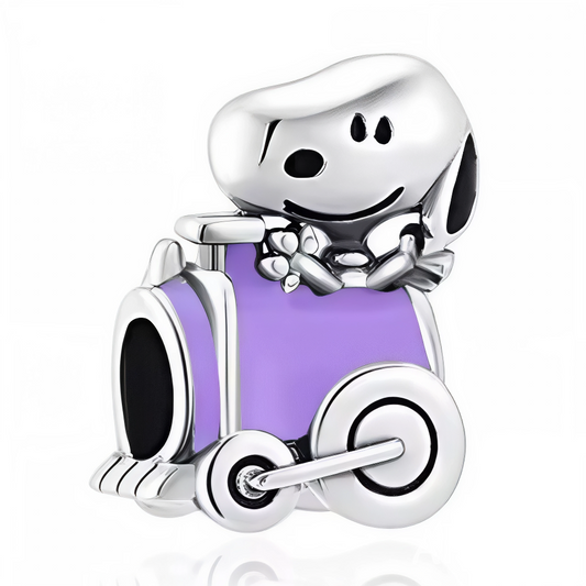 Embarquez pour un voyage plein de fantaisie avec Snoopy dans ce charm pendentif en argent 925. Confortablement installé dans un petit train violet, Snoopy affiche sa bonne humeur légendaire et son goût pour l’aventure. Une pièce originale et colorée, parfaite pour apporter une touche de gaieté et d’originalité à votre collection de charms.
