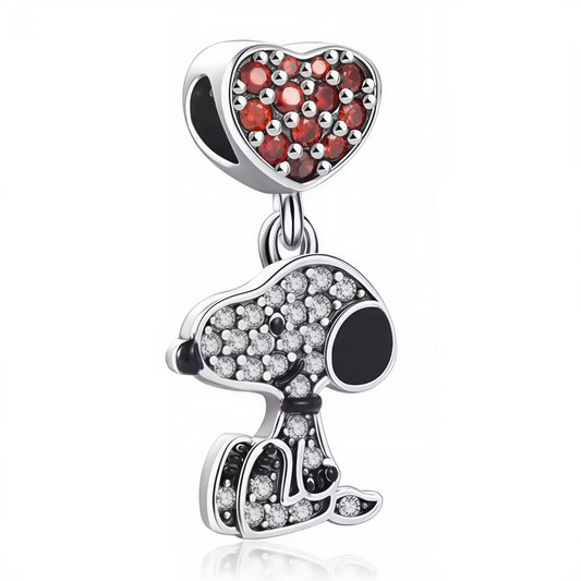 Succombez au charme de ce charm pendentif en argent 925 mettant en scène Snoopy accompagné d’un cœur délicatement orné de strass scintillants. Une pièce lumineuse qui mêle tendresse et élégance, parfaite pour les fans de Peanuts qui aiment les bijoux avec une touche de brillance.