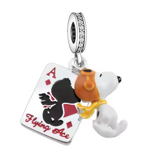 Revivez les aventures légendaires de Snoopy en tant que Flying Ace avec ce charm pendentif en argent 925. Il associe la silhouette emblématique de Snoopy et une carte As de Carreaux finement détaillée, ornée de l’inscription "Flying Ace". Un bijou unique qui célèbre l’imagination et le courage du célèbre pilote de Peanuts.