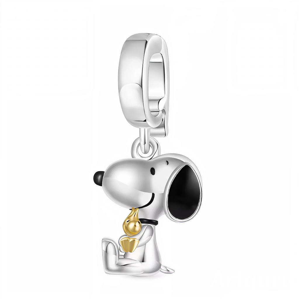 Laissez parler la tendresse avec ce charm pendentif représentant Snoopy et son fidèle compagnon Woodstock dans une étreinte pleine de chaleur et de complicité. Ce bijou en argent 925 incarne l’amitié pure et intemporelle, avec un design soigné et émouvant qui fera fondre les cœurs des fans de Peanuts.