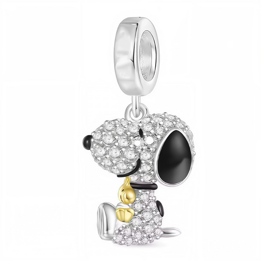 Laissez-vous charmer par ce charm pendentif en argent 925 représentant Snoopy assis, tenant tendrement Woodstock dans ses bras. Entièrement orné de strass scintillants, ce bijou illumine votre collection avec une touche de douceur et d’éclat. Un hommage brillant à l’amitié iconique de Peanuts, parfait pour les amateurs de bijoux élégants et originaux.