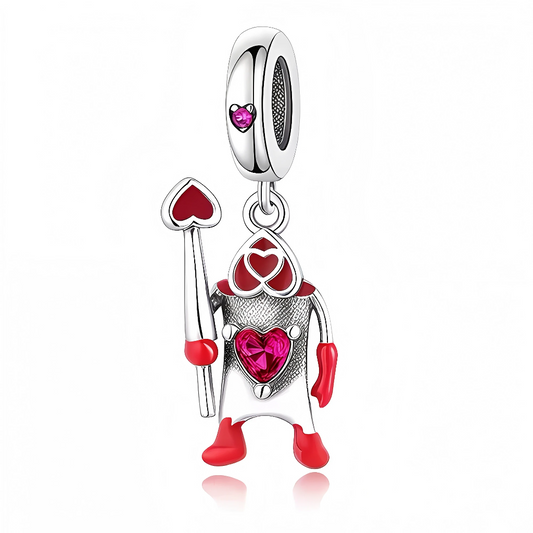 Ajoutez une touche de fantaisie royale à votre collection avec ce charm pendentif original représentant un soldat As de Cœur, prêt à défendre le royaume de la Reine de Cœur ! Confectionné en argent 925 avec des détails rouges éclatants, ce personnage courageux brandit fièrement sa lance en forme de cœur. Un bijou ludique et expressif, parfait pour les amateurs de contes et d’univers enchantés.