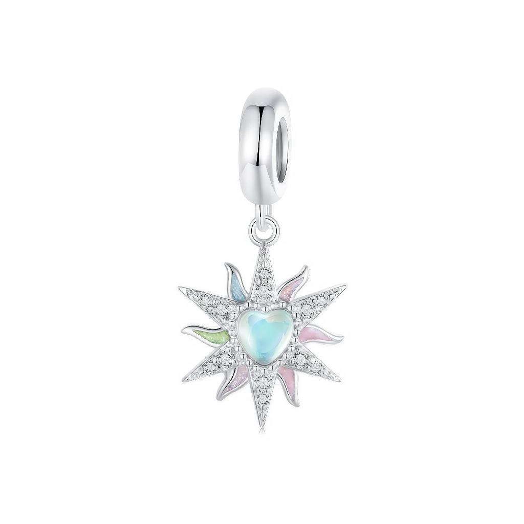 Ce charm pendant représente un soleil rayonnant en argent, orné au centre d’un cœur opalescent aux reflets bleus et pastel. Autour du cœur, des rayons alternent entre argent pavé de micro-cristaux et touches d’émail nacré rose, vert et bleu pour un rendu lumineux et délicat.