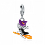Ce charm pendant en&nbsp;argent&nbsp;925 représente une petite sorcière stylisée, perchée sur un balai orange vif, avec une robe noire et un chapeau pointu violet souligné d’un liseré orange.