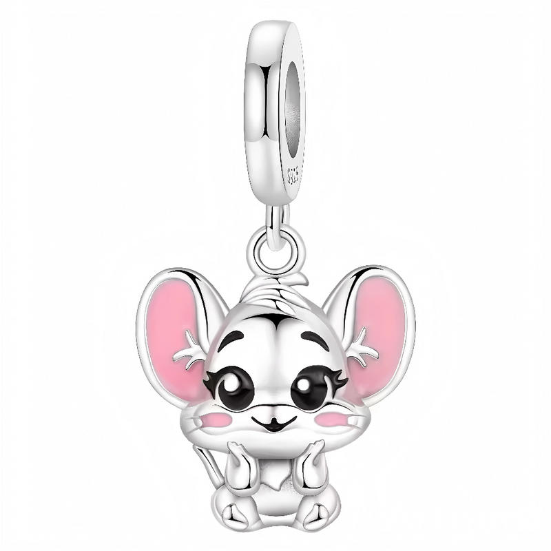 Ce charm kawaii irrésistible dépeint une petite souris blanche aux oreilles et joues roses tendres, yeux grands noirs pétillants et sourire timide avec pattes levées en signe d'affection. La queue fine bouclée et posture assise renforcent son air espiègle mignon. Symbole de tendresse joueuse et douceur animale, il ravit les bracelets d'une bouffée de câlins joyeux.

Caractéristiques

Matière : Argent 925 avec émail blanc et rose.
Design : Souris baby 3D blanche, oreilles joues roses, yeux expressifs, queue 