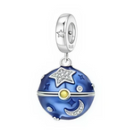 Ce charm en argent 925 représente une sphère bleu nuit satinée, parsemée d’étoiles et de croissants de lune dont certains sont sertis de petits cristaux clairs pour un éclat discret. Une fine ligne argentée cerclée d’un point doré traverse le centre du globe, tandis que la bélière lisse décorée d’une étoile complète ce bijou à l’allure céleste, parfait pour illuminer un bracelet ou un collier.

Caractéristiques :

- Matière : Argent 925 avec émail bleu nuit, détail doré et cristaux clairs
- Design : Sphère 