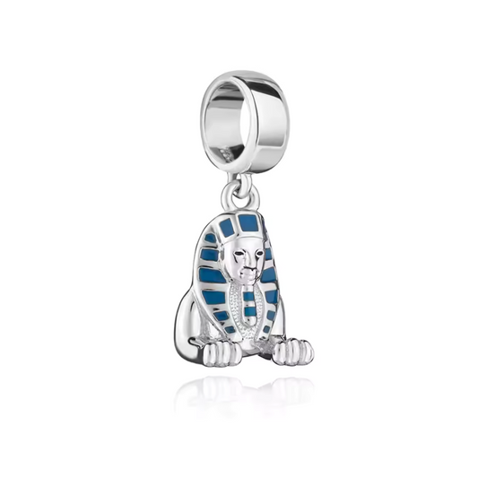 Ajoutez une touche de mystère et de majesté à votre collection avec ce charm représentant le légendaire Sphinx de Gizeh. Fabriqué en argent 925, ce bijou célèbre l’un des monuments les plus emblématiques de l’Égypte ancienne, symbole de sagesse et de force. Parfait pour les amateurs d’histoire, de voyages et de culture égyptienne, ce charm est un hommage à l’ingéniosité et au patrimoine intemporel des pharaons.