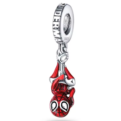 Ajoutez une touche de super-héros à votre collection avec ce charm Spider-Man inspiré de l'univers Marvel. Fabriqué en argent sterling 925, ce charm de haute qualité est compatible avec tous les bracelets Pandora, garantissant une intégration parfaite à votre bijou préféré. Idéal pour les fans de Spider-Man, ce charm représente le légendaire tisseur de toile, ajoutant une note d'aventure et de dynamisme à votre bracelet.