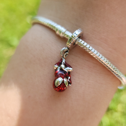 Ajoutez une touche de super-héros à votre collection avec ce charm Spider-Man inspiré de l'univers Marvel. Fabriqué en argent sterling 925, ce charm de haute qualité est compatible avec tous les bracelets Pandora, garantissant une intégration parfaite à votre bijou préféré. Idéal pour les fans de Spider-Man, ce charm représente le légendaire tisseur de toile, ajoutant une note d'aventure et de dynamisme à votre bracelet.