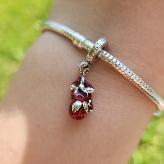 Ajoutez une touche de super-héros à votre collection avec ce charm Spider-Man inspiré de l'univers Marvel. Fabriqué en argent sterling 925, ce charm de haute qualité est compatible avec tous les bracelets Pandora, garantissant une intégration parfaite à votre bijou préféré. Idéal pour les fans de Spider-Man, ce charm représente le légendaire tisseur de toile, ajoutant une note d'aventure et de dynamisme à votre bracelet.