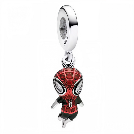 Illuminez votre collection avec ce charm pendentif Spiderman, capturant l’essence dynamique du célèbre héros Marvel. Réalisé en Argent 925 (S925), ce bijou met en scène Spiderman dans sa posture emblématique, vêtu de son costume rouge et bleu vif, prêt à bondir pour sauver la situation. Parfait pour les fans de super-héros souhaitant ajouter une touche d’aventure et de courage à leurs bracelets ou colliers.