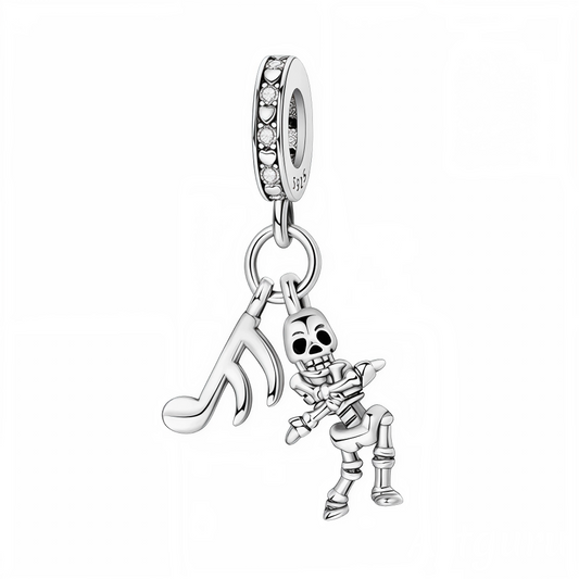 Ajoutez du rythme et une touche décalée à votre collection de bijoux avec ce charm Squelette Musical original ! Ce bijou en argent 925 met en scène un squelette en pleine danse, accompagné d’une grande note de musique, symbole de fête, de liberté et de bonne humeur. Avec ses détails travaillés et son attache sertie de petits cœurs et de pierres scintillantes, il se distingue par son style unique et son clin d’œil à la musique et à l’esprit festif. Idéal pour tous ceux qui veulent marquer leur passion et leu