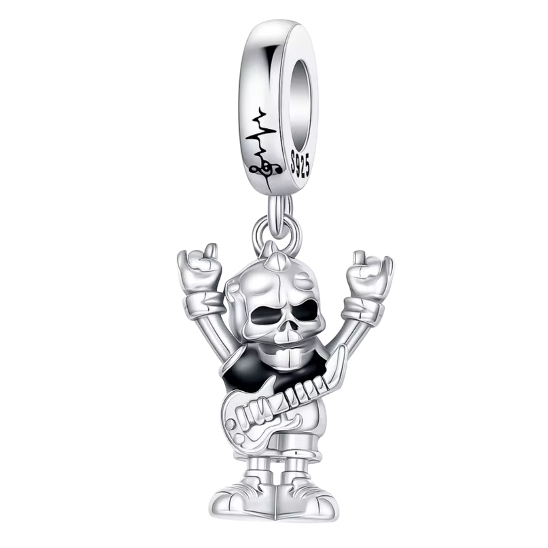 Affiche ton côté rebelle avec ce charm en argent sterling 925 représentant un squelette au style rock, prêt à enflammer la scène. Son design audacieux et détaillé capture l’énergie brute de la musique et l’esprit underground, apportant une touche edgy et originale à ton bracelet. Un bijou de caractère qui ne passe pas inaperçu.

Caractéristiques :

- Matière : Argent 925.
- Design : Squelette rock détaillé avec finitions brillantes et attitude affirmée.
- Dimensions : Taille standard charm (~1,7 cm hauteur 