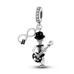 Affichez votre passion pour la musique et l’originalité avec ce charm Squelette Rockeur Guitare, un bijou qui met le style à l’honneur ! Réalisé en argent 925, ce pendentif représente un squelette ultra-détaillé jouant de la guitare électrique, coiffé d’un chapeau noir et accompagné du symbole infini orné d’une petite note de musique. Les accents noirs sur le chapeau, la guitare et la touche musicale apportent contraste et modernité à cette création décalée. Idéal pour exprimer son esprit rock et personnali