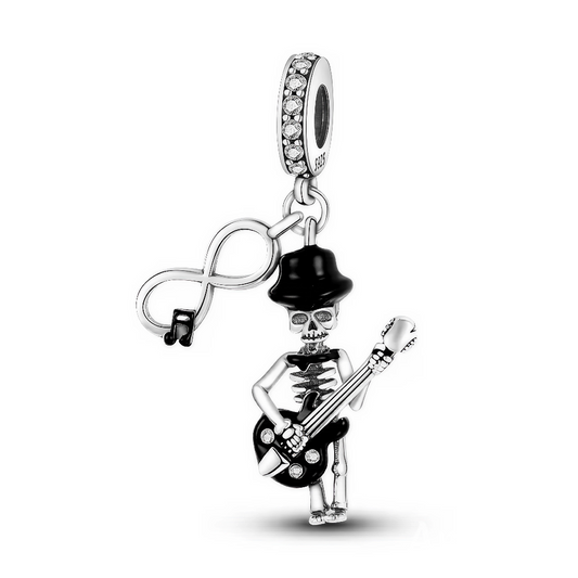 Affichez votre passion pour la musique et l’originalité avec ce charm Squelette Rockeur Guitare, un bijou qui met le style à l’honneur ! Réalisé en argent 925, ce pendentif représente un squelette ultra-détaillé jouant de la guitare électrique, coiffé d’un chapeau noir et accompagné du symbole infini orné d’une petite note de musique. Les accents noirs sur le chapeau, la guitare et la touche musicale apportent contraste et modernité à cette création décalée. Idéal pour exprimer son esprit rock et personnali