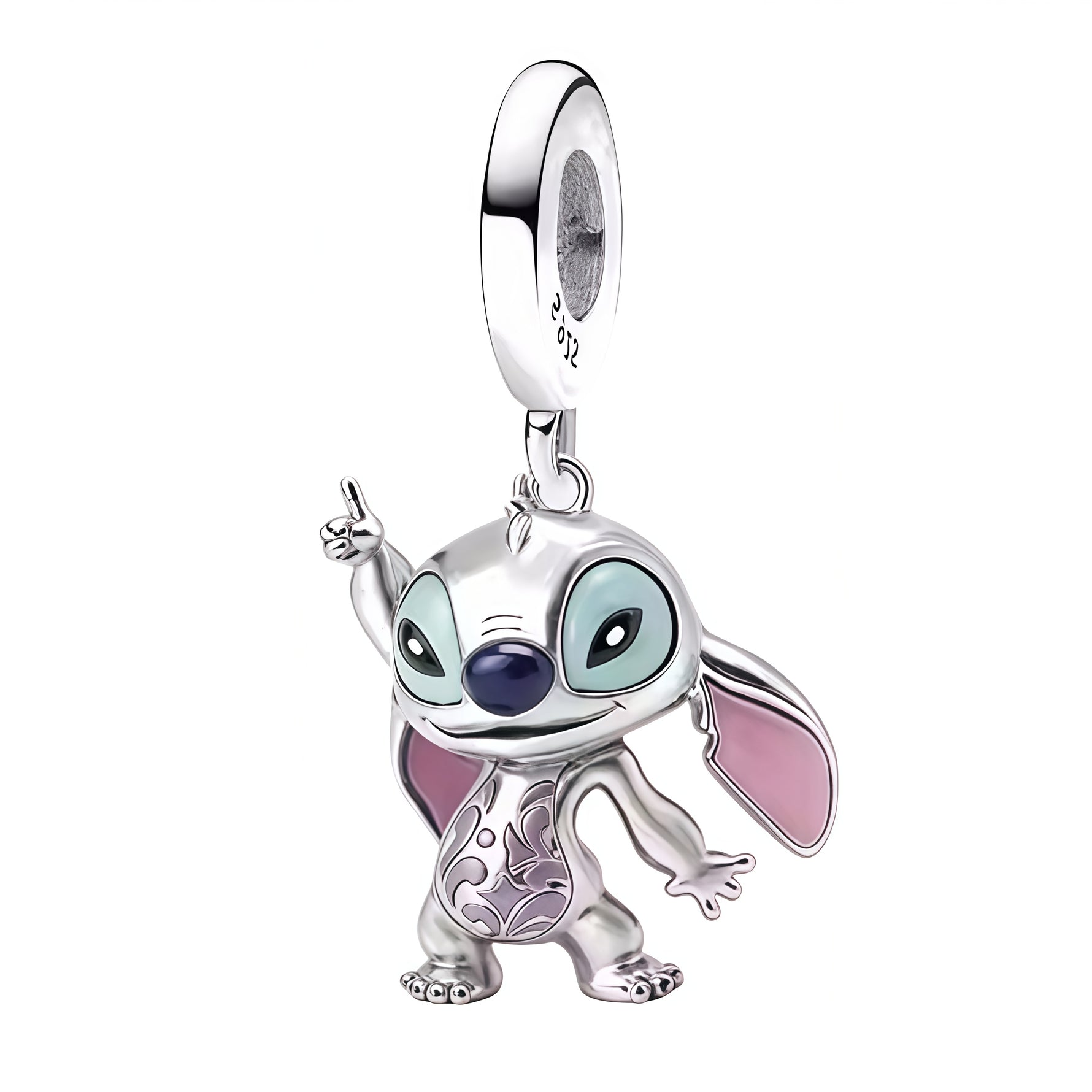 Apporte une touche malicieuse et attachante à ton bracelet avec ce charm pendentif Stitch. Inspiré de l’univers Disney, ce bijou en argent 925 met en valeur Stitch dans un design plein de charme et de personnalité. Un charm original et adorable, parfait pour les fans de Lilo et Stitch.

Caractéristiques :

- Matière : Argent 925.
- Design : Stitch en pendentif avec finitions soignées.
- Dimensions : Taille délicate et confortable à porter.
- Style : Bijou Disney, raffiné et original.
- Symbolique : Joie, es