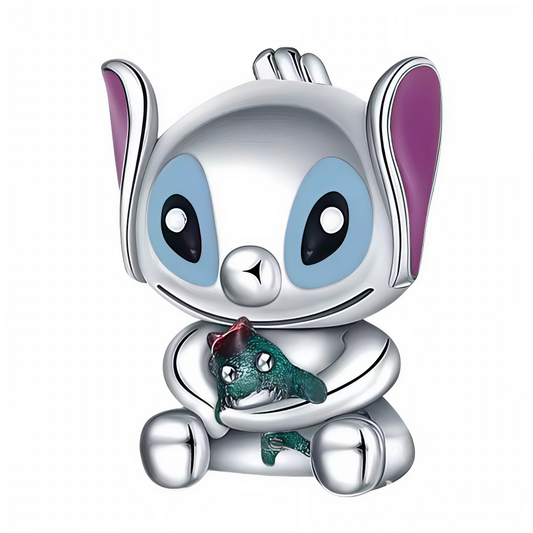 Découvrez Stitch sous son jour le plus attendrissant avec ce charm pendentif en argent 925 le représentant assis, serrant une petite peluche contre lui. Entre espièglerie et douceur, cette pièce capture toute la dualité de ce personnage culte de Disney. Un bijou irrésistible pour les fans qui veulent ajouter une touche d’affection et de fantaisie à leur collection !