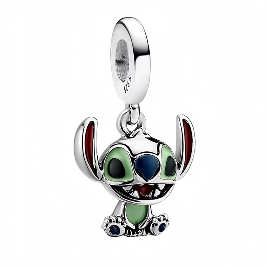 Ajoutez une touche espiègle et adorable à votre collection avec ce charm pendentif en argent 925 représentant Stitch, le célèbre extraterrestre de Disney. Assis calmement, avec un large sourire et des détails émaillés verts subtils, ce bijou incarne parfaitement le charme unique et la malice attendrissante de ce personnage tant aimé. Un incontournable pour les fans de Lilo &amp; Stitch et les amoureux des bijoux qui racontent une histoire.