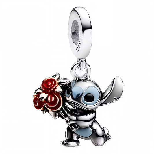 Ajoutez une touche de tendresse et de malice à votre collection avec ce charm pendentif représentant Stitch, l’adorable extraterrestre, dans une posture pleine d’émotion. À genoux, dans une finition argentée brillante avec des accents de bleu vif, Stitch tend un bouquet de fleurs rouges, symbole d’affection et de sincérité. Ce bijou capture un instant attendrissant, parfait pour exprimer l’amour, l’amitié ou tout simplement la joie de vivre.