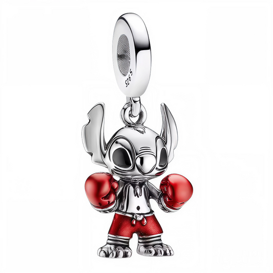Ajoutez une touche de caractère et de malice à votre collection de bijoux avec ce charm pendentif en argent 925 représentant Stitch en tenue de boxeur. Avec ses gants et son short rouge vif contrastant sur son corps argenté, ce bijou capture toute l’énergie et la personnalité de ce petit extraterrestre intrépide. Idéal pour les fans de Lilo et Stitch ou ceux qui aiment les accessoires originaux et pleins d’attitude.