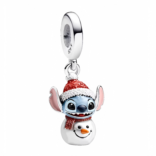 Ajoutez une touche de magie hivernale à votre collection avec ce charm féerique, où Stitch se transforme en compagnon des neiges. Coiffé d’un bonnet rouge et blanc et associé à un charmant bonhomme de neige à l’écharpe assortie, ce bijou Disney capture l’esprit festif et espiègle de la saison ! Parfait pour illuminer votre bracelet pendant les fêtes ou tout au long de l’hiver, ce charm incarne la joie, la fantaisie et la tendresse.

Chaque détail est travaillé avec finesse : le regard rieur de Stitch, les g